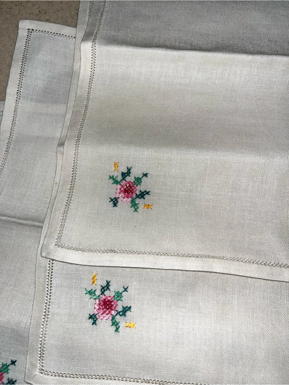 vintage Cream Floral embroidered napkins & Tablecloth x 4 - Cottage